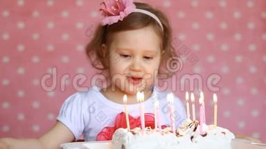 可爱快乐的孩子许愿，在聚会上吹灭<strong>生日蛋糕</strong>上的蜡烛。 有趣的<strong>小女孩</strong>。 a的概念